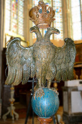 lutrin en bois sculpté du XVII° représentant l'aigle à deux têtes couronnées